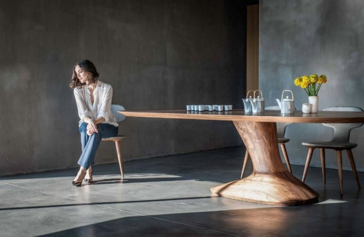 Krivokrvný stôl zo stoličiek z masívu