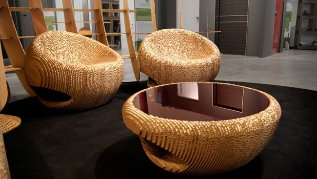 Konferenčný stolík so sklenenou doskou a štýlovými kusmi nábytku