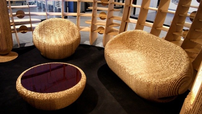 Kartónové ozdobné časti nábytku zo sklenenej dosky stola