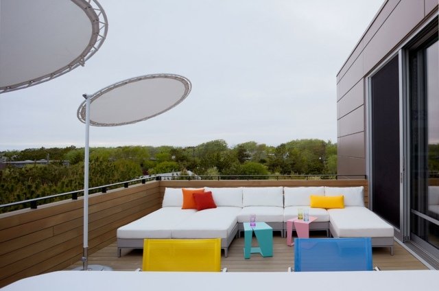 veľký balkón zariadený dizajnom bielej pohovky Balkónové nápady na dizajn bielej sedačky