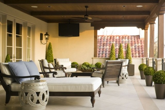 Domový balkón klasického dizajnu zimostrázové kvetináče Boxwood hrnce rez klasický bočný stôl