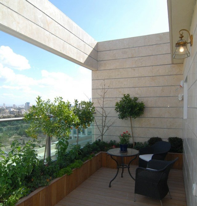 Balkón útulný priestor na sedenie dve stoličky drevo Obývací priestor na sedenie dve stoličky drevená podlaha Bangkirai