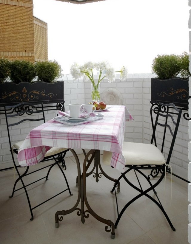 Kované stolové skladacie stoličky z tepaného železa, ktoré šetria miesto Nábytkové skladacie stoličky šetriace priestor na stole nápady na balkón