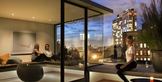 Zábradlie na lavici s balkónom s krásnym výhľadom Lavičkové zábradlie s krásnym výhľadom na panorámu mesta