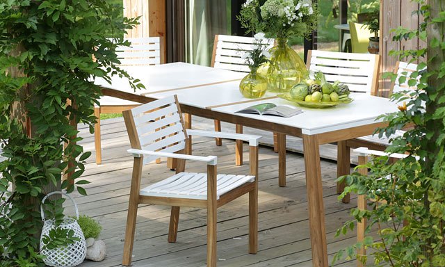 Moderný záhradný balkónový nábytok štýlový drevo plast dub biela farba