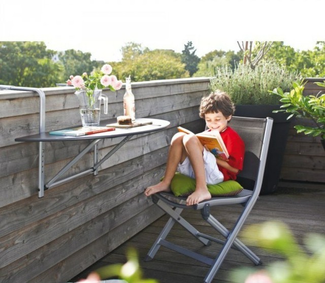 Skladacia stolička so skríženými nohami moderný štýlový originálny priestorovo úsporný balkón