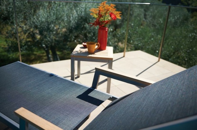 Malá drevená stolička na ležanie, drevená tkanina, skladací priestorovo úsporný nábytok, balkón, záhrada