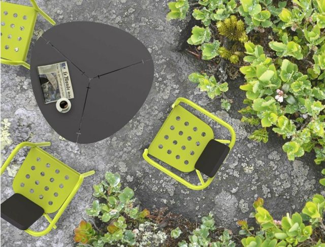 moderný záhradný nábytok stôl z oceľových originálnych stoličiek