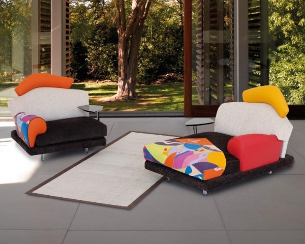 pohodlný bočný stôl s kreslom