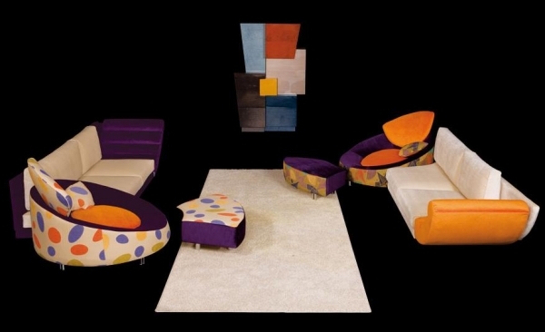 farebné-moderné-kreslo-biely-koberec