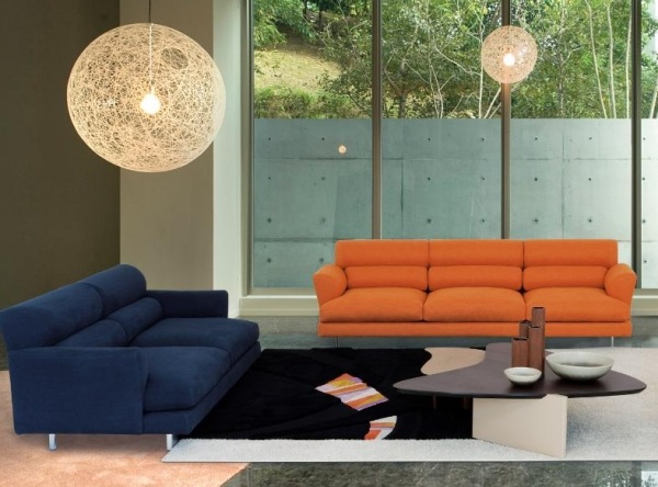 oranžovo-modré-kreslo-čierny-koberec