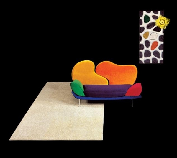 farebný-pohovka-biely-koberec