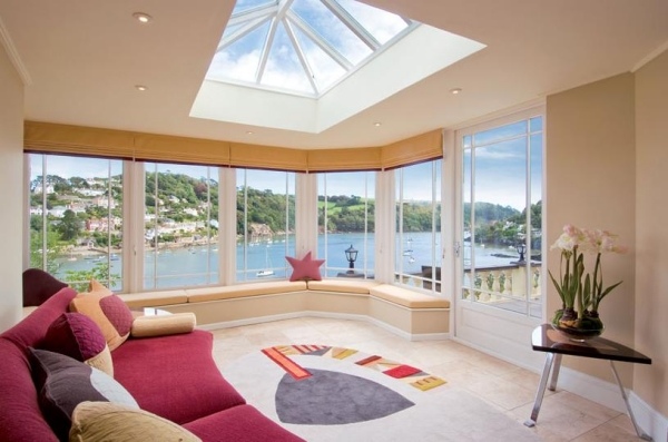 Rohové kreslo s vankúšmi-trojuholníkový stôl