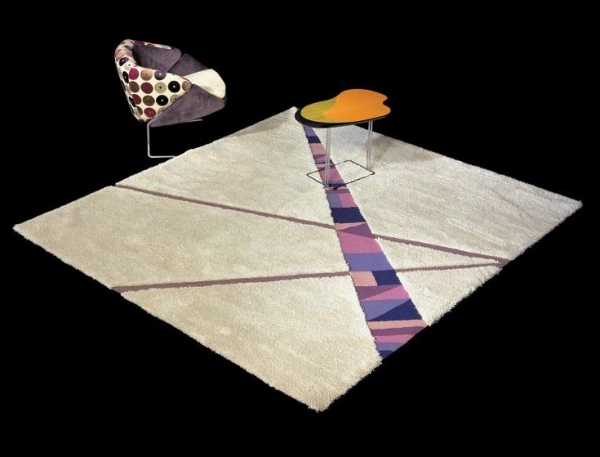 bielo-fialový-koberec-zaujímavý-stolík