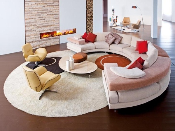 okrúhly gauč-malý-stolík-vstavaný krb