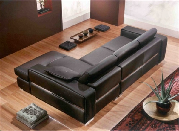 tmavá obývacia izba s pohovkou tmavá sedacia súprava