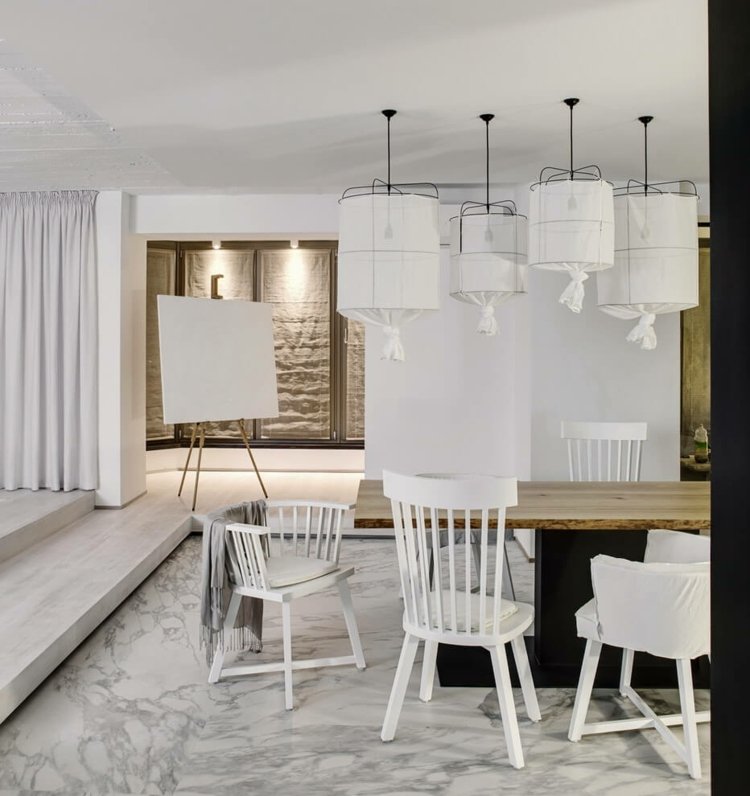 Biely a sivý mramor na podlahu štrk-prízvuk-stena-v-bielom-jedáleň-strom-kmeň-stôl-originál-lampa-stoličky
