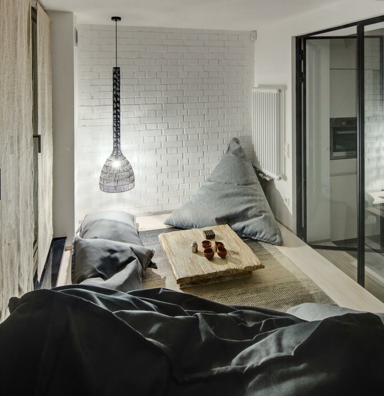 Nápad na akcentovanú stenu z bielej lakovanej tehly kamienková akcentovaná stena v prevedení biela tehlová stena-predné okno-drevený konferenčný stolík