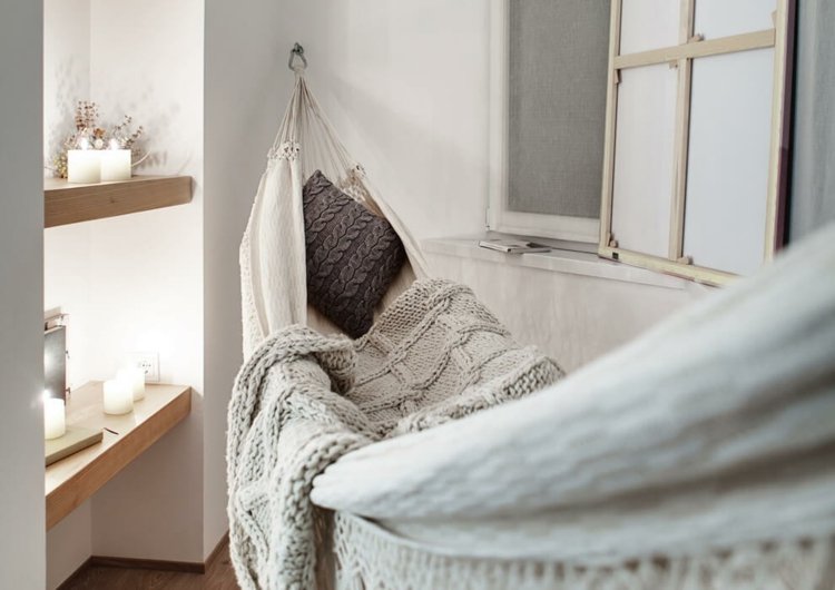 Biela hojdacia sieť a romantické prostredie, vďaka, dekorácia sviečky kamienok-akcent-stena-biela-relaxacia-hamakova-policova-stena-nika-romanticka