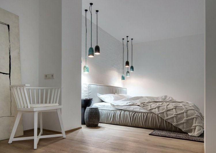 Spálňa s bielym dizajnom Kamienkovo-akcentová stena-biela-spálňa-posteľ-sivá-farebná dekorácia