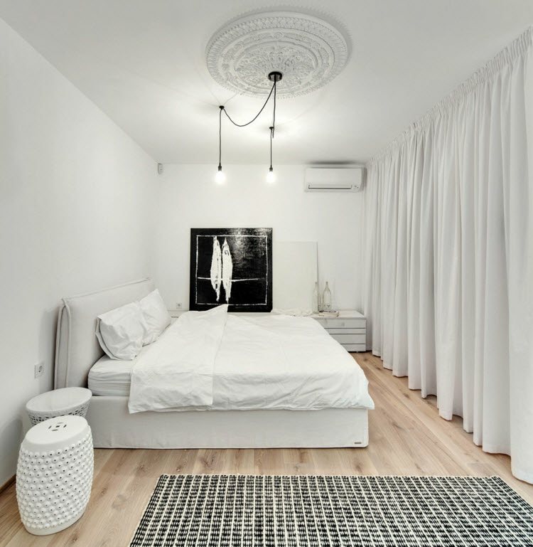 Spálňa s bielym interiérom kamienok-akcent-stena-biela-nástenná-čierna-deko-nábytok-nápad-koberec-kockovaný