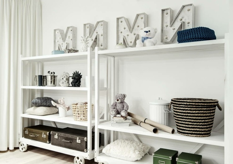 Biela polica v škandinávskom štýle pre extra úložný priestor štrk-akcent-stena-biela-polica-skladovanie-škandinávsky-deko-záves