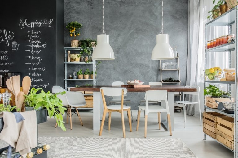 Nakupujte nábytok online Zariaďte kuchyňu s priľahlým jedálenským kútom v škandinávskom štýle. Skombinujte stoličky podľa trendu kombinovania.