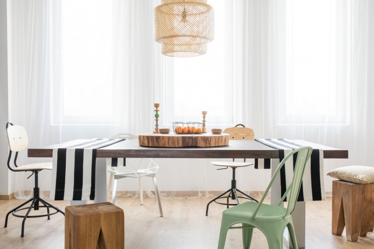 Nakupujte nábytok online Dizajnová jedáleň v industriálnom štýle Skombinujte stoličky z dreva, plastu a kovu podľa trendu kombinovania