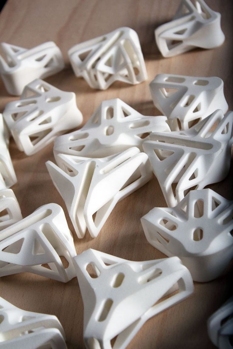 rôzne diely z 3D tlačiarne na pripojenie zostavu-vlastnú-3d-tlačiareň-preglejku-biele-plastové-diely-pánty