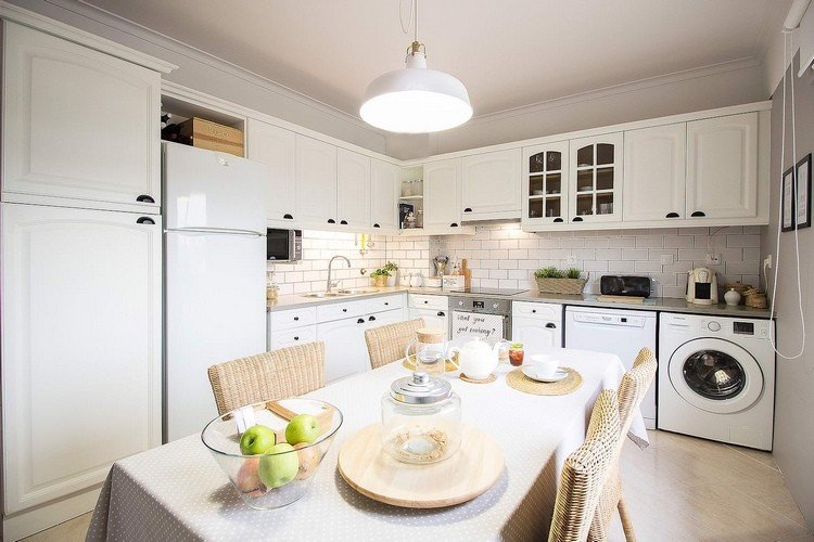 Moderná kuchyňa vo vidieckom štýle s práčkou