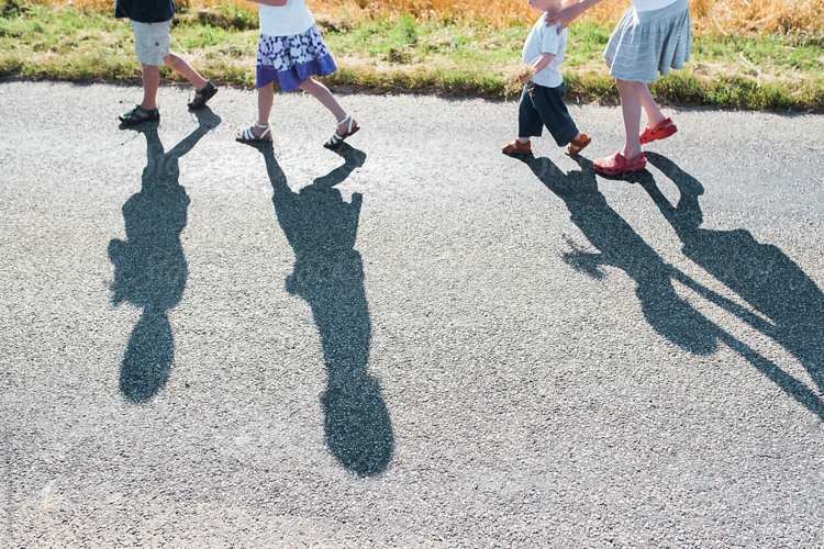 Choďte na prechádzku s deťmi a zabavte sa behom alebo skákaním