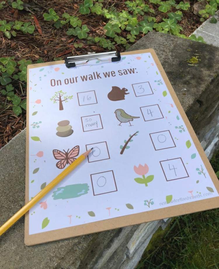 Choďte na prechádzku a hrajte hry na počítanie - počítajte predmety a zvieratá, ktoré ste videli