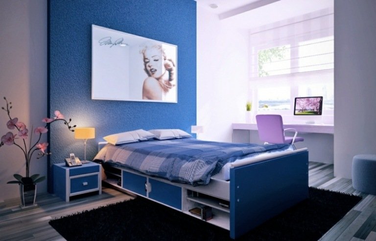 Dievča miestnosť pre mládež modrý prízvuk stena fialový stôl