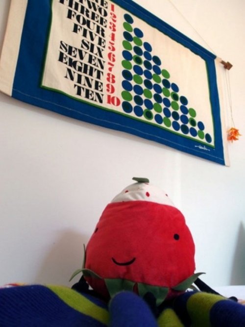 dievčenská detská izba s farebnou dekoráciou dekorácie na stenu