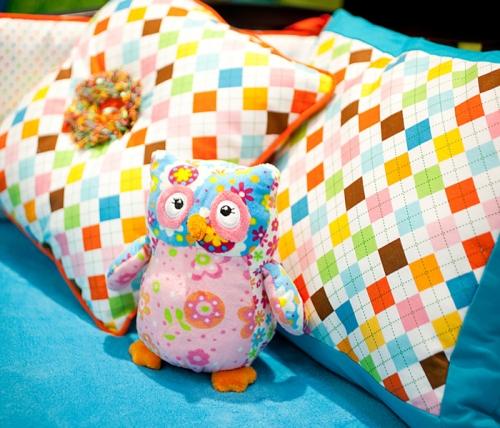 dievčenská izba s farebnými dekoračnými vankúšmi