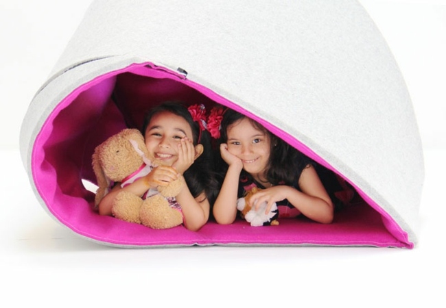 Dizajnový domček pre deti zariadil dievčenskú izbu Dizajnový domček pre deti v ružovo šedej farbe