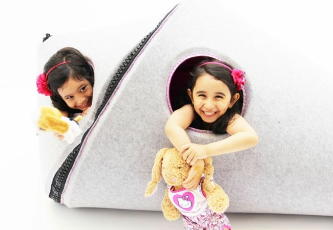 Detský kútik zariadený roztomilou tkaninou do domčeka Detský kútik z detského domčeka je mäkký a hladký