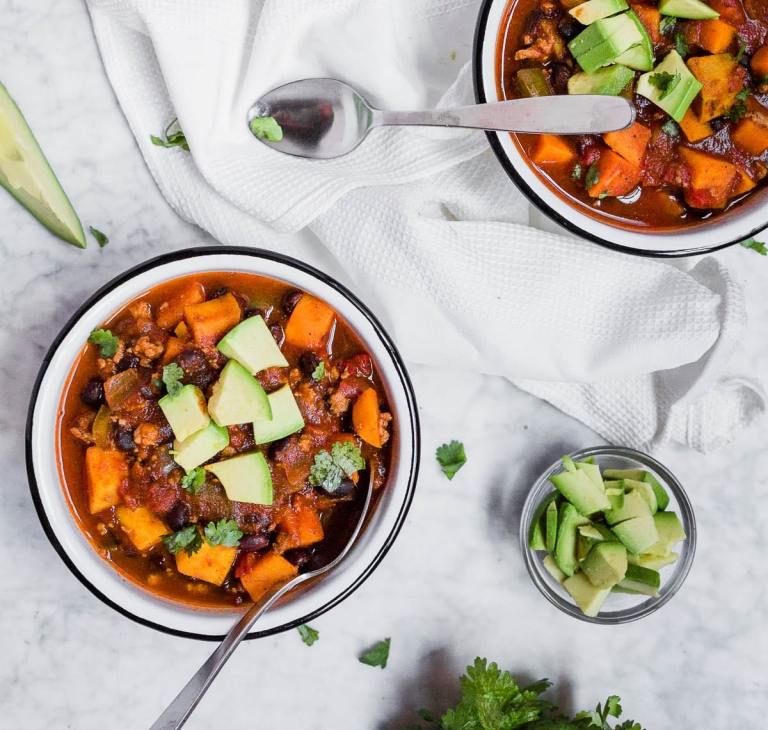 Odneste si čili s kuracím mäsom a omáčkou a zeleninou