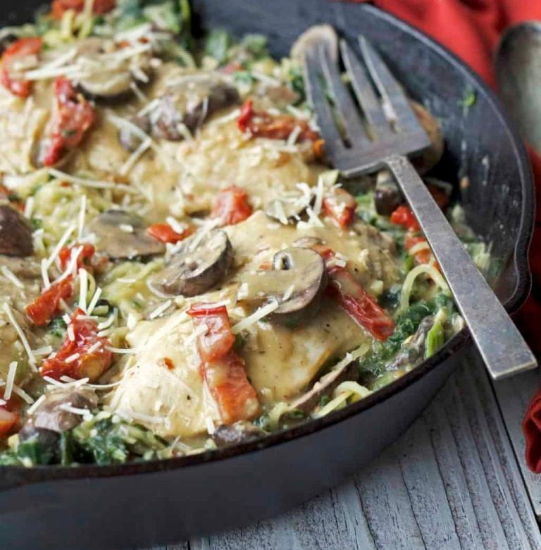 Recepty na predvarenie a ohrev toskánskeho kuracieho mäsa so syrovými rezancami a zeleninou