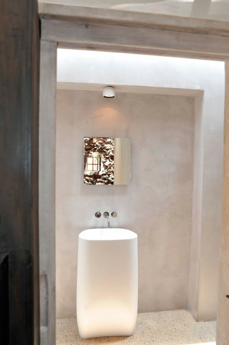 Jednoduchá, stredomorská kúpeľňa má moderné detaily stredomorské-moderné-nábytkové-kovanie-zrkadlá-dizajnérske značky