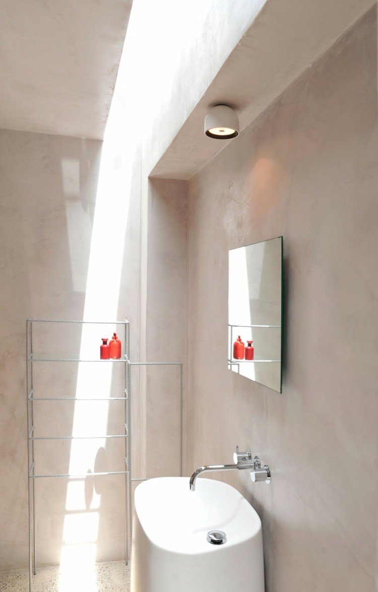 V stredomorskej kúpeľni poskytuje denné svetlo dlhý úzky svetlík stredomorská-moderná-zariadenie-strop-svetlík-kúpeľňa