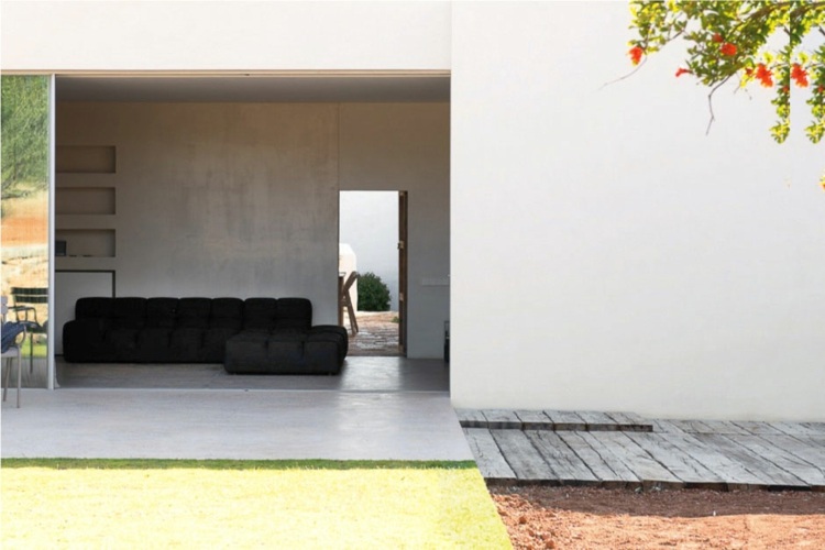 Moderný nábytok a posuvné okná obývacia izba so stredomorským moderným nábytkom a posuvnými dverami