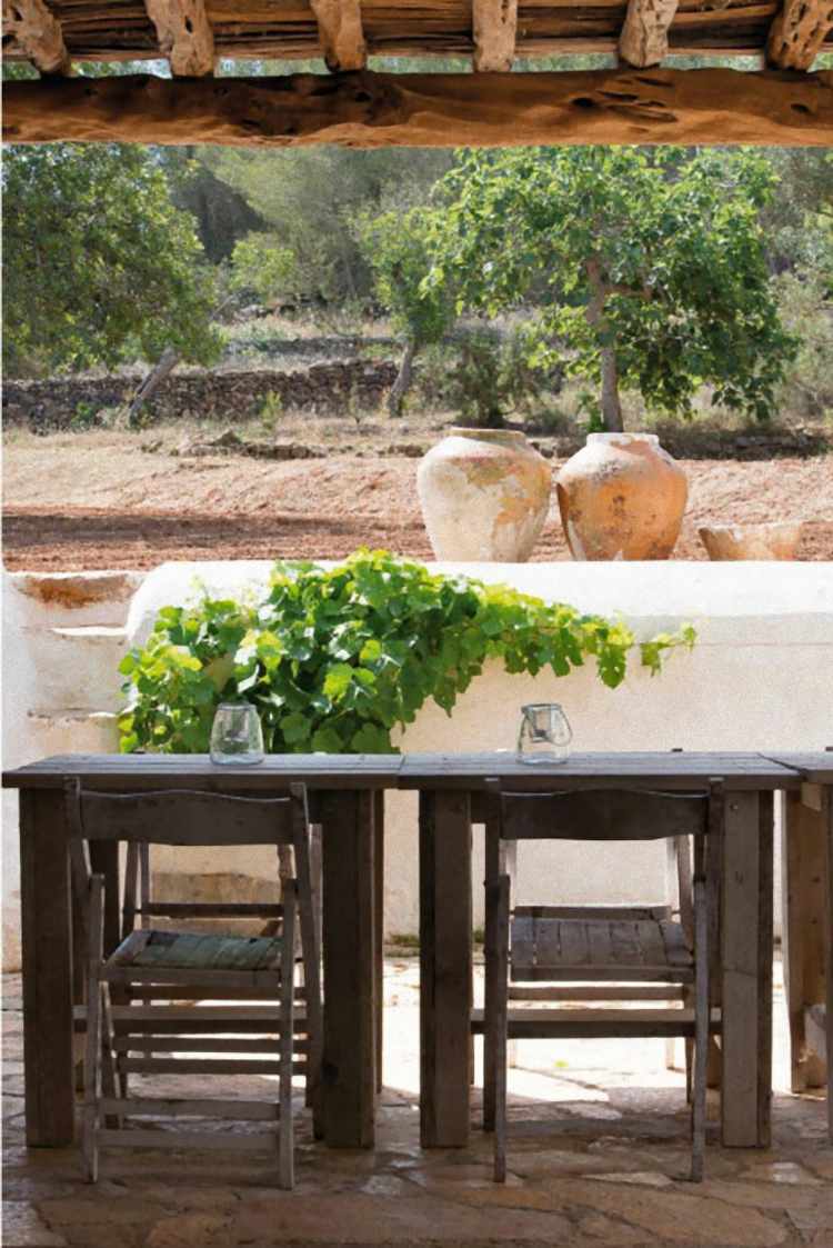 Vonku môžete stredomorskú atmosféru cítiť obzvlášť dobre stredomorský-moderný-nábytok-terasa-drevený-nábytok-stoličky-jedálenský stôl