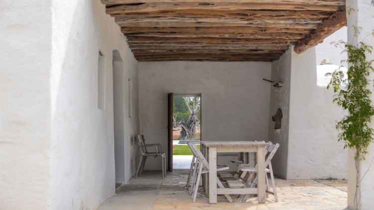 Strecha sa stane stredomorskou s neošetrenými drevenými trámami stredozemná-moderná-zariadenie-zastrešenie-terasa-lúč-popínavá rastlina