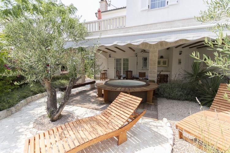 Stredomorský záhradný dizajn-ležadlá-salónik-drevo-olivovníky-vírivý dom