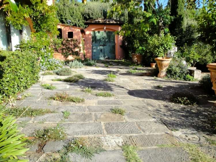 stredomorský-záhradný-dizajn-staré-rustikálne-kvetináče-kríky-stromy-stena-chodník