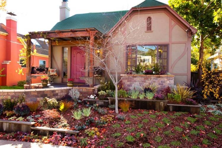 stredozemný-záhradný-dizajn-dom-predný dvor-rastliny-stromy-zastrešenie-dom-dvere-dlažba