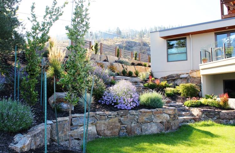 stredomorsko-krajinotvorba-dom-záhrada-kamene-levanduľa-rastliny