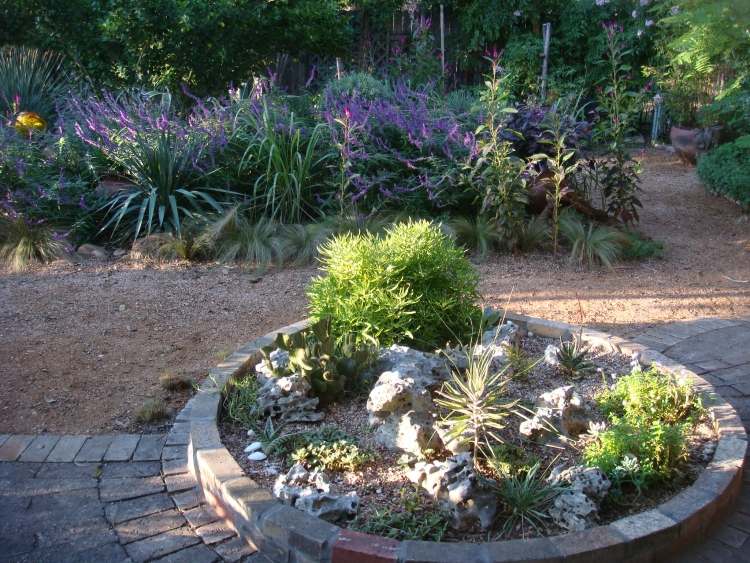 stredomorský-záhradný-dizajn-okrúhly-kameň-vousy-kvetinové kríky-zemný kryt-chodník