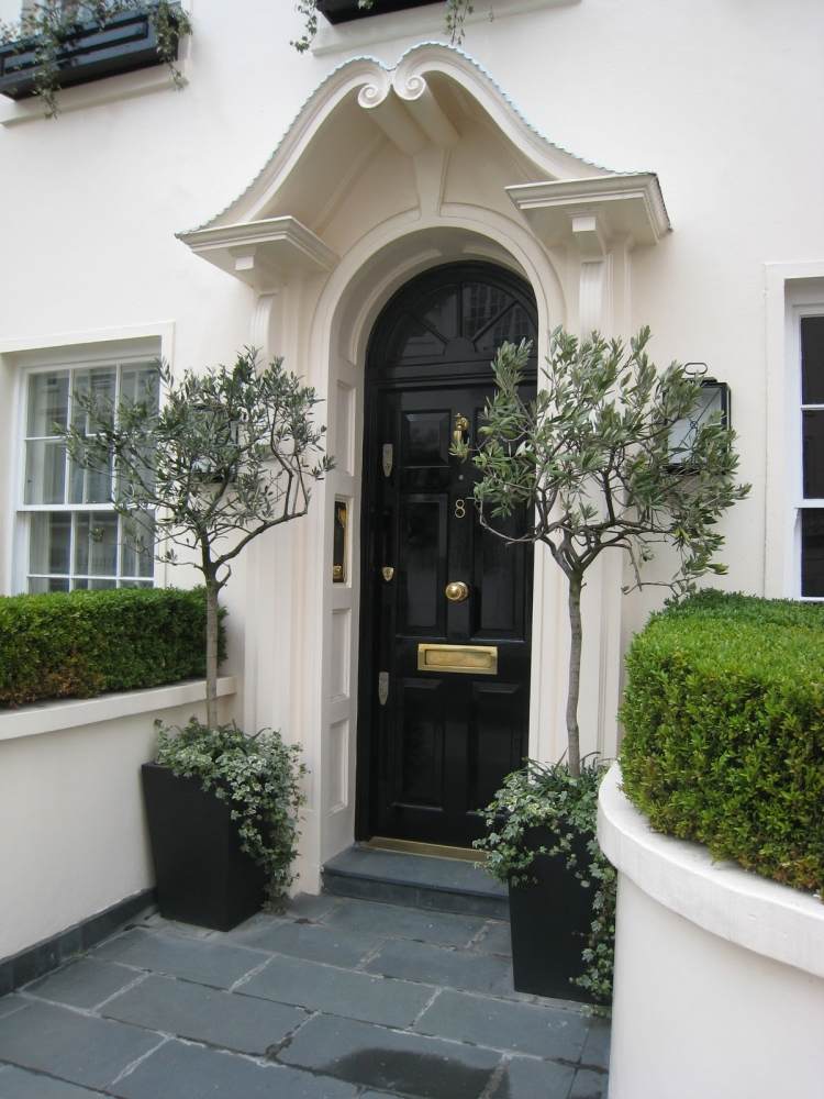 stredomorský-záhradný-dizajn-dom-dvere-symetrické-stromy-olivový-box-strom